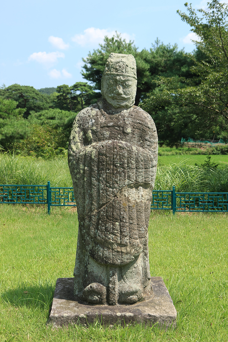 성덕왕릉 문인석 정면
